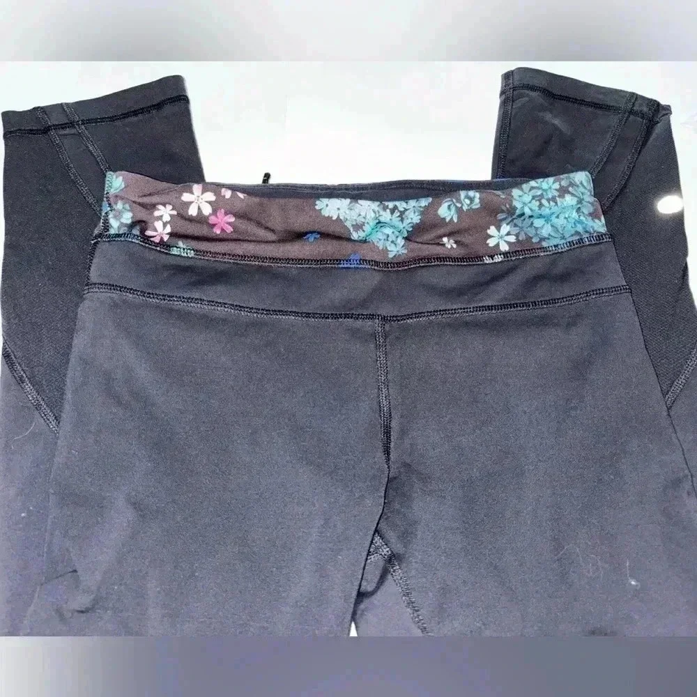 (#13)NWOTLululemonWomen'sSize4Run Inspire Crop II Black Petal Pop Multi Leggings - Picture 3 of 6